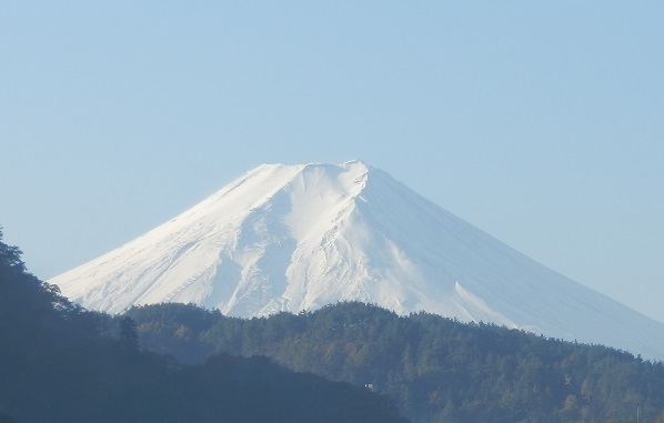 中央道で東京から大阪編 その１ 中央道のsa Paから見える山をご紹介します 東京から 西へのドライブ紀行